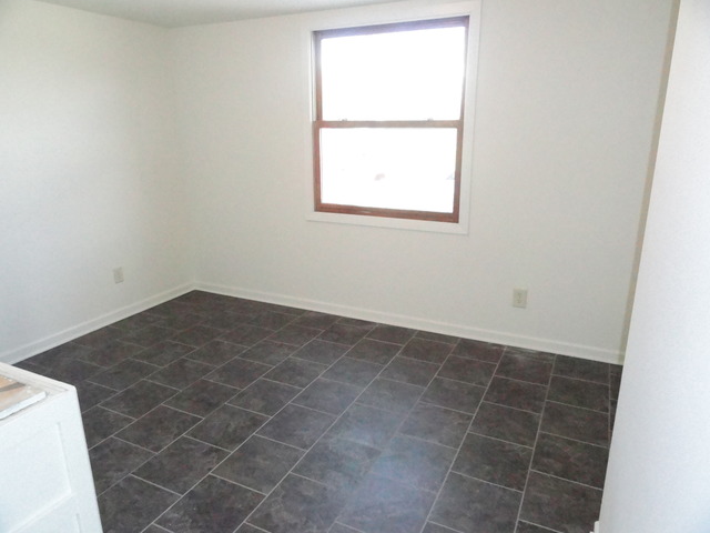 1129 E Taylor St, Dekalb, IL 60115 photo 8