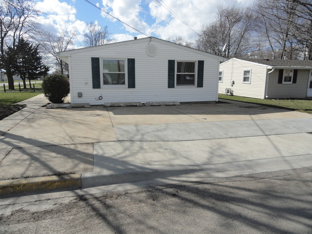 1129 E Taylor St, Dekalb, IL 60115 photo 3