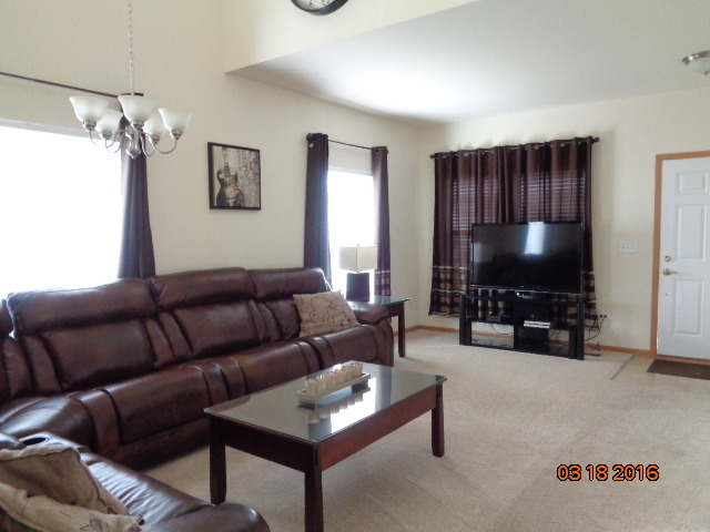 318 Gregory Ln, Plano, IL 60545 photo 4