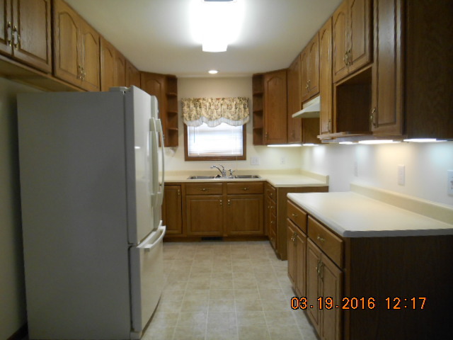 2806 Becker Dr, Peru, IL 61354 photo 2