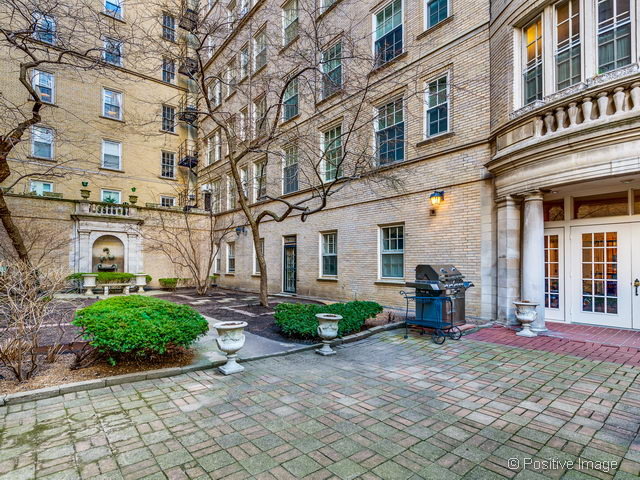 60 E Scott St #704, Chicago, IL 60610 photo 3