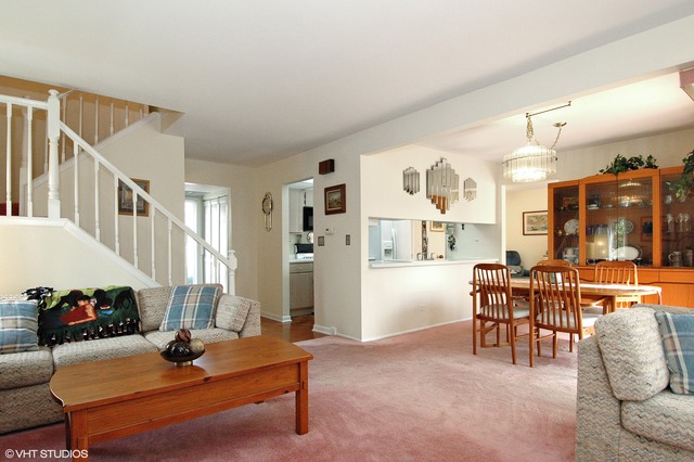 647 Darien Ct, Hoffman Estates, IL 60169 photo 4