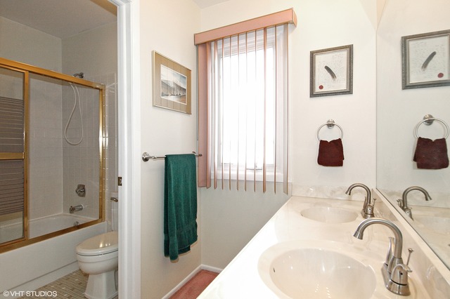 647 Darien Ct, Hoffman Estates, IL 60169 photo 10