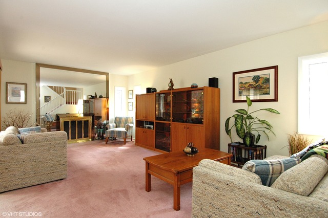 647 Darien Ct, Hoffman Estates, IL 60169 photo 2