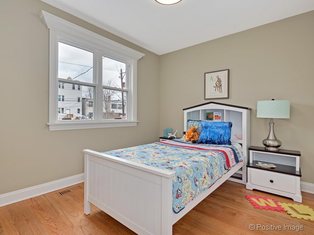 3228 W Belle Plaine Ave, Chicago, IL 60618 photo 12