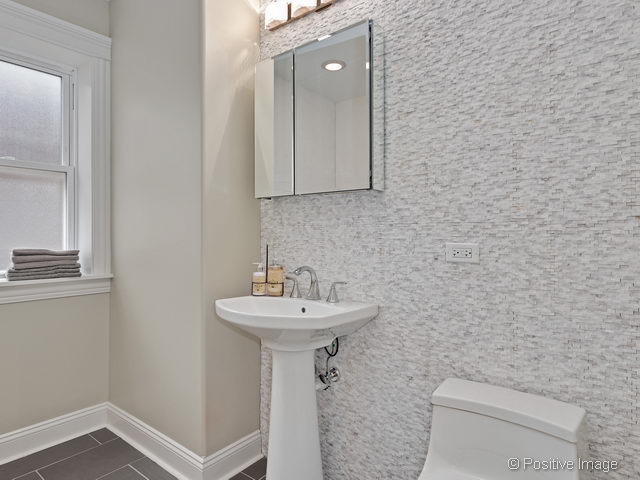 3228 W Belle Plaine Ave, Chicago, IL 60618 photo 13