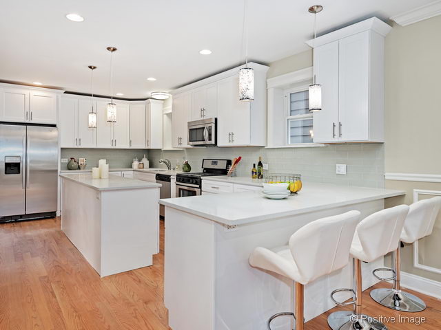 3228 W Belle Plaine Ave, Chicago, IL 60618 photo 7