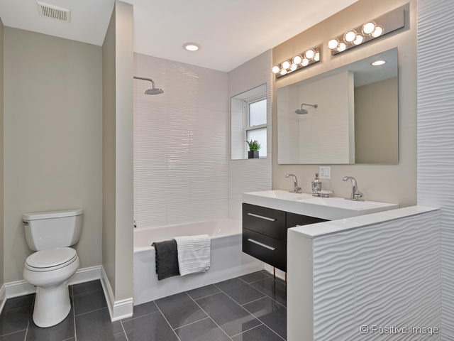 3228 W Belle Plaine Ave, Chicago, IL 60618 photo 16
