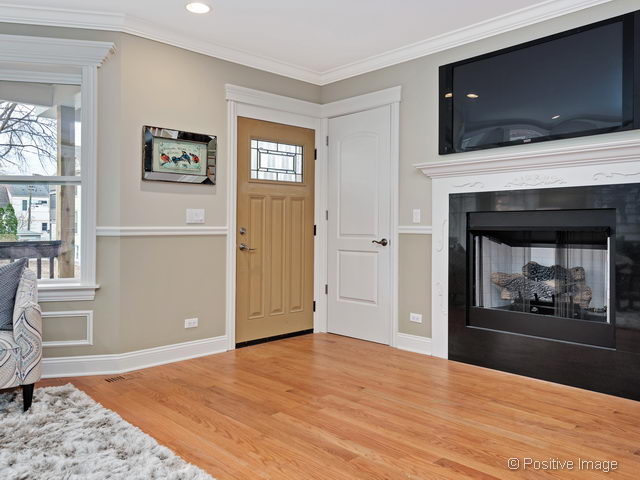 3228 W Belle Plaine Ave, Chicago, IL 60618 photo 4