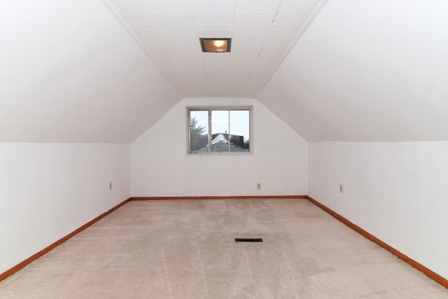6907 Olympic Dr, Bridgeview, IL 60455 photo 9