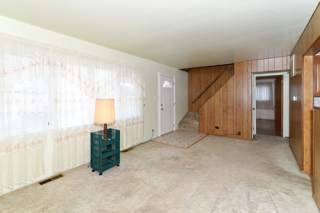 6907 Olympic Dr, Bridgeview, IL 60455 photo 3