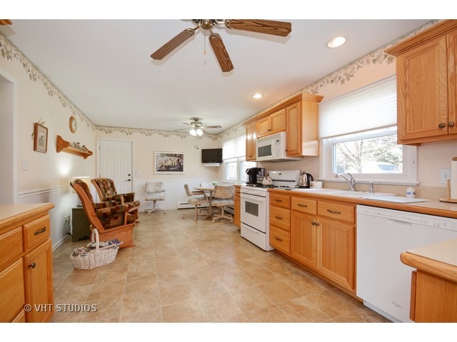 602 E 2nd St, Lockport, IL 60441 photo 4