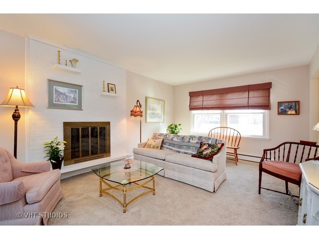 602 E 2nd St, Lockport, IL 60441 photo 2
