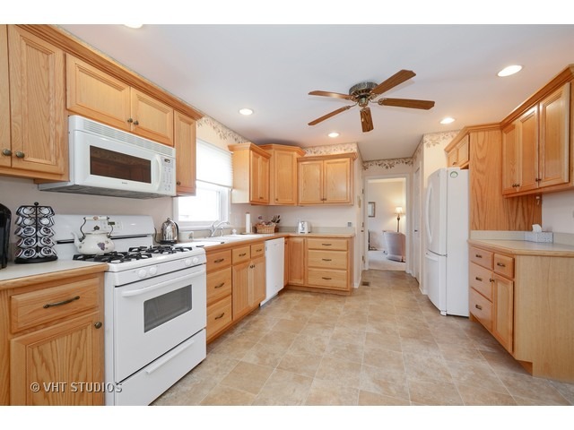602 E 2nd St, Lockport, IL 60441 photo 3
