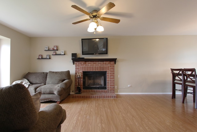 1110 Flint Ct, Aurora, IL 60506 photo 3