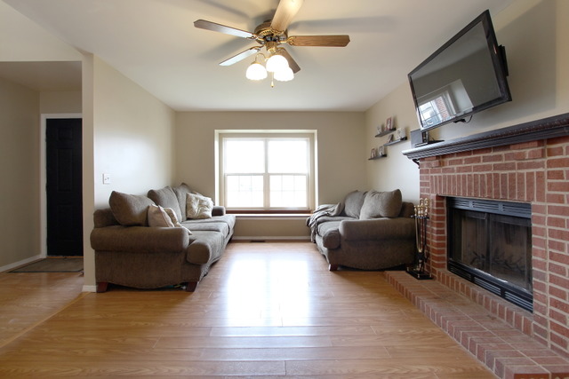 1110 Flint Ct, Aurora, IL 60506 photo 4