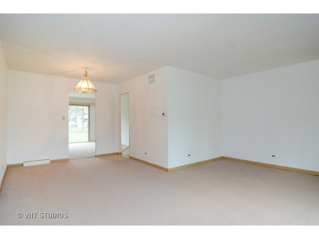 1000 Beverly Dr, Wheeling, IL 60090 photo 3