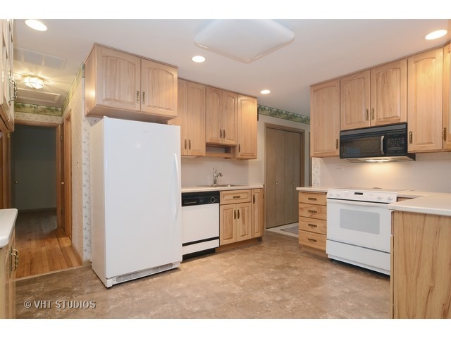 1000 Beverly Dr, Wheeling, IL 60090 photo 4
