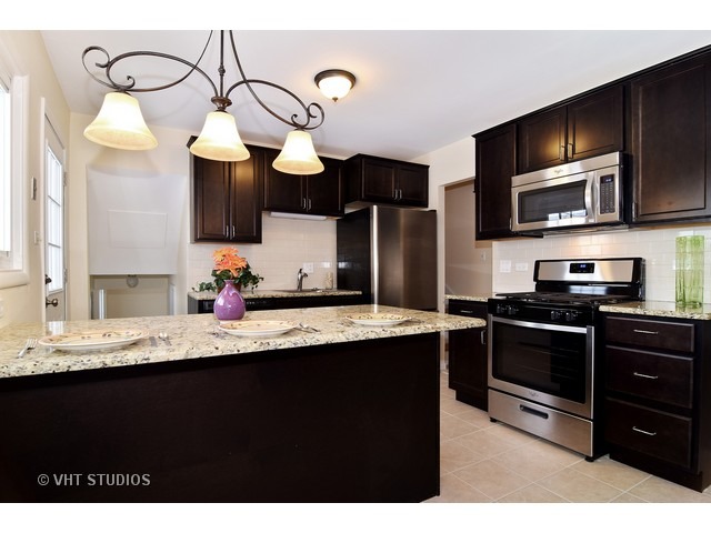 655 Hillcrest Blvd, Hoffman Estates, IL 60169 photo 3