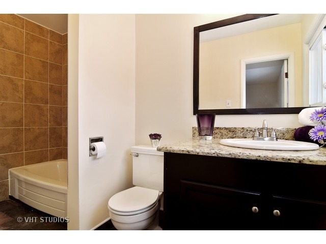 655 Hillcrest Blvd, Hoffman Estates, IL 60169 photo 8
