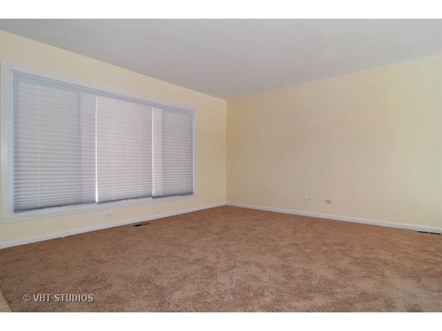 655 Hillcrest Blvd, Hoffman Estates, IL 60169 photo 2