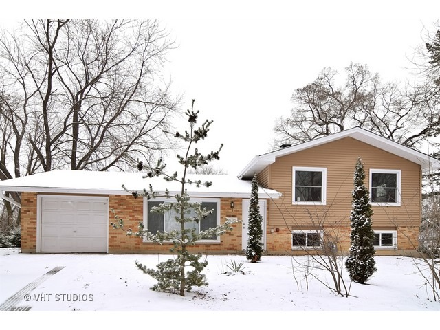 655 Hillcrest Blvd, Hoffman Estates, IL 60169 photo 1