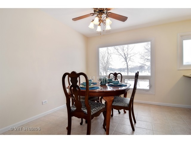 655 Hillcrest Blvd, Hoffman Estates, IL 60169 photo 4