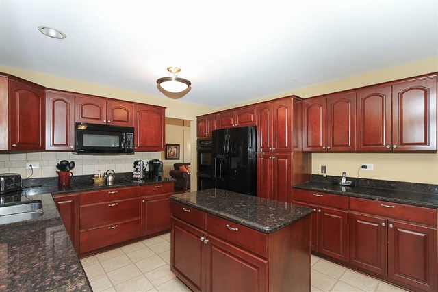 158 Williamsburg Dr, Bartlett, IL 60103 photo 9