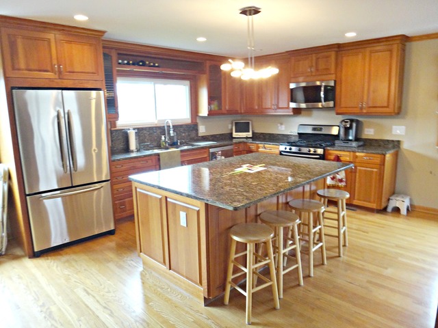 485 Bell Dr, Des Plaines, IL 60016 photo 2