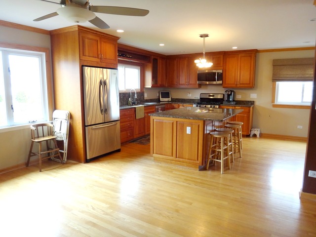 485 Bell Dr, Des Plaines, IL 60016 photo 3