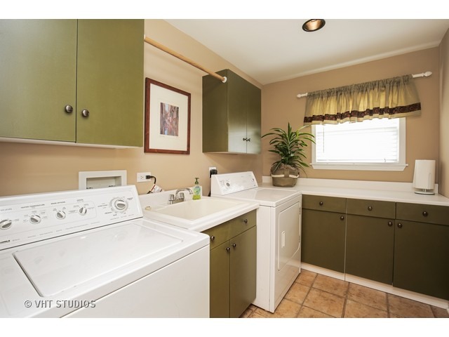 1335 Hunter Dr, Bartlett, IL 60103 photo 13