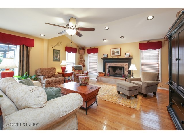 1335 Hunter Dr, Bartlett, IL 60103 photo 9