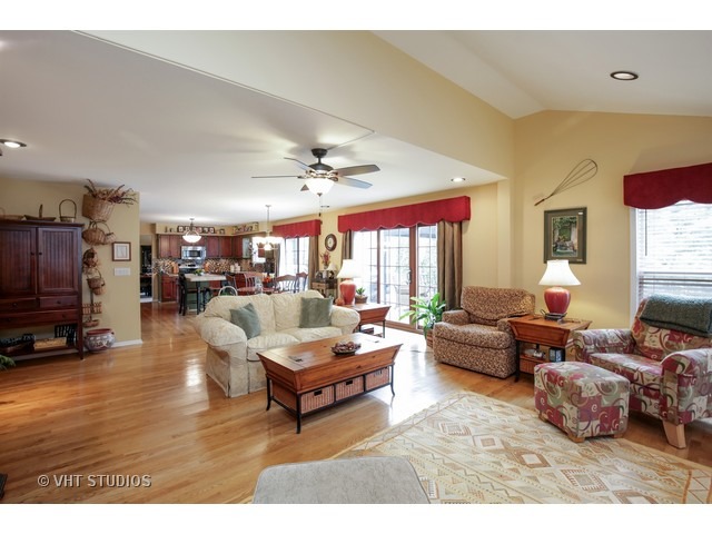 1335 Hunter Dr, Bartlett, IL 60103 photo 10