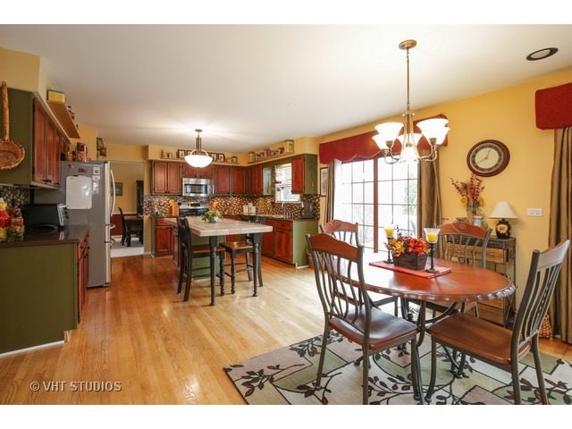1335 Hunter Dr, Bartlett, IL 60103 photo 8