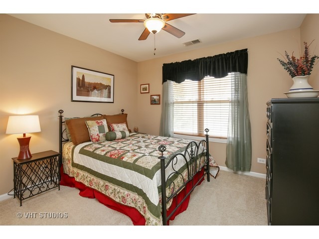 1335 Hunter Dr, Bartlett, IL 60103 photo 16