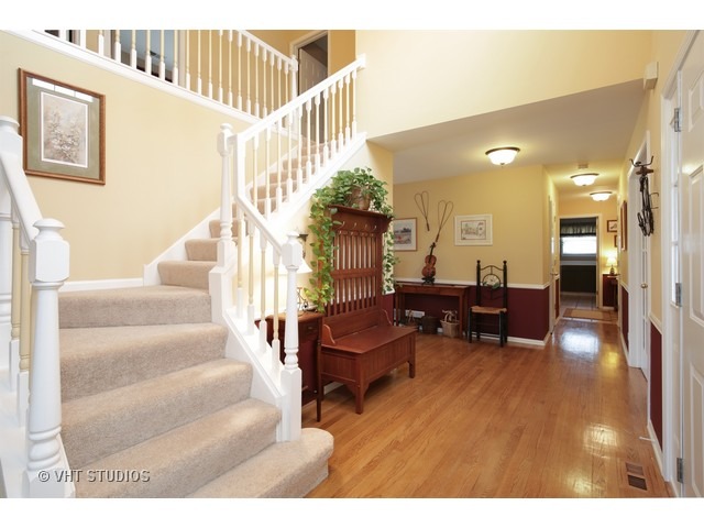 1335 Hunter Dr, Bartlett, IL 60103 photo 2