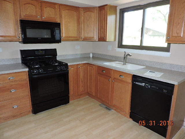 1712 Lakeview Dr, Wheeling, IL 60090 photo 5