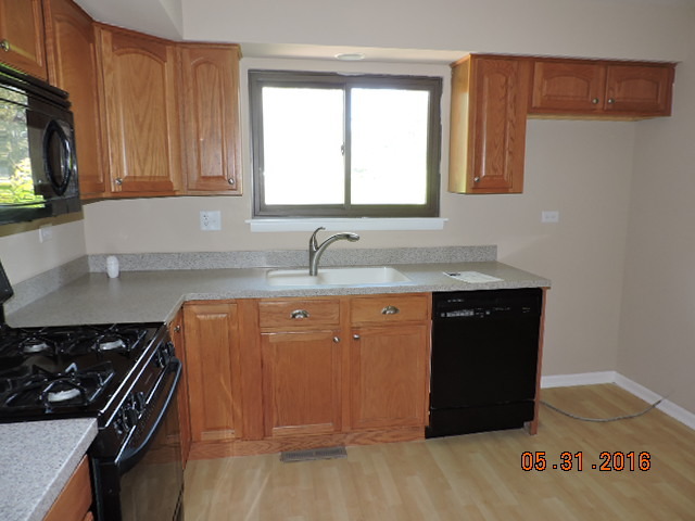 1712 Lakeview Dr, Wheeling, IL 60090 photo 4