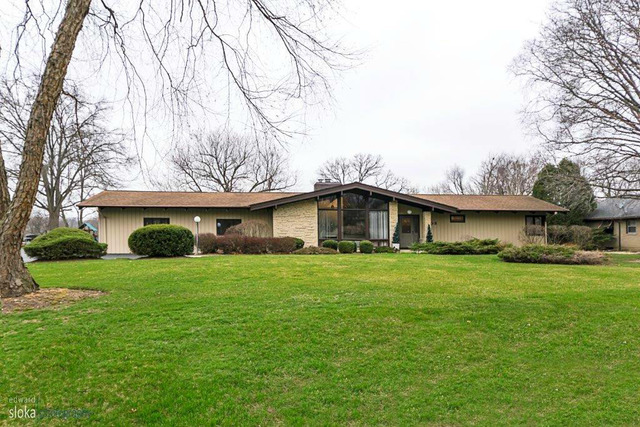 208 Sharon Dr, Dundee, IL 60118 photo 1