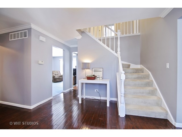 600 Randi Ln, Hoffman Estates, IL 60169 photo 2