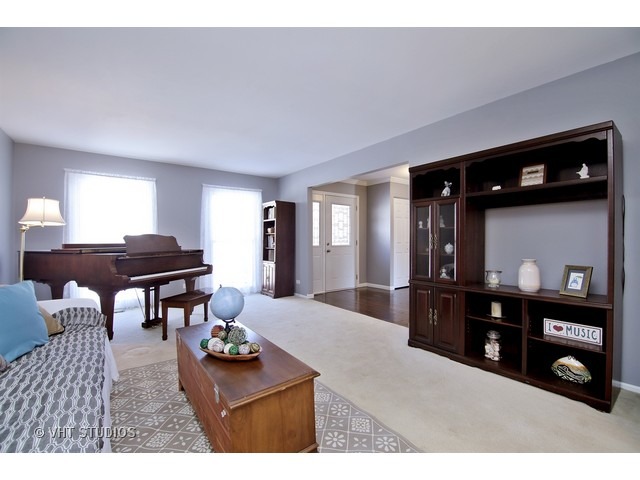 600 Randi Ln, Hoffman Estates, IL 60169 photo 5