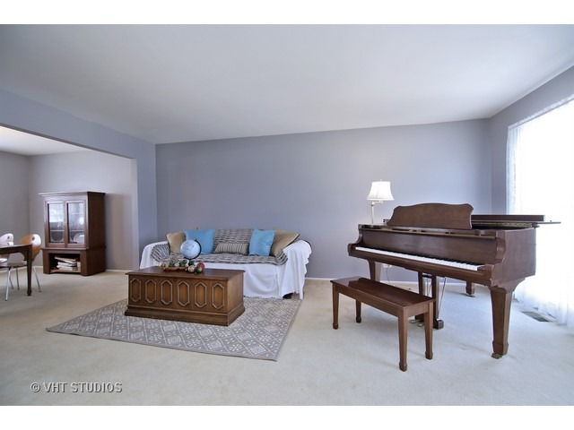 600 Randi Ln, Hoffman Estates, IL 60169 photo 4