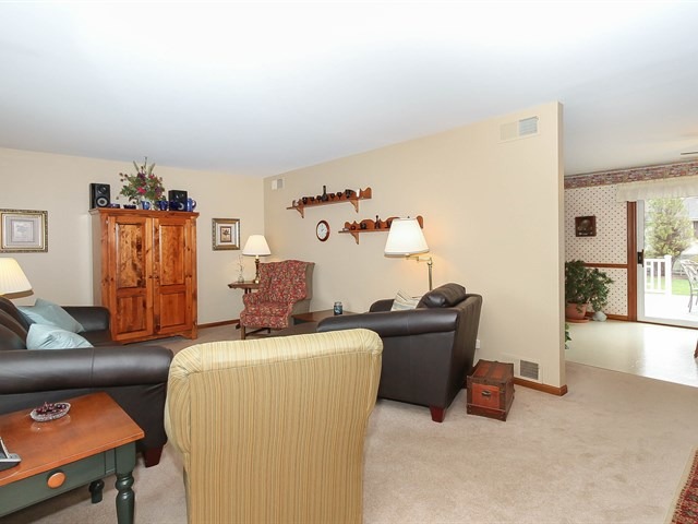 715 Bennett Dr, Elgin, IL 60120 photo 3