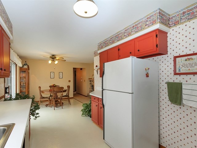 715 Bennett Dr, Elgin, IL 60120 photo 8