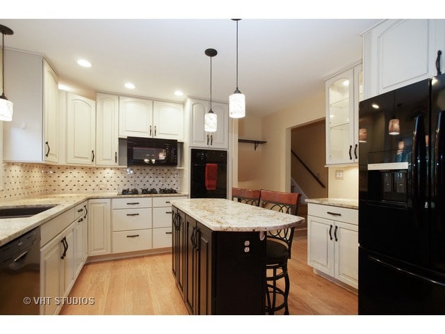 216 Pinecroft Dr, Roselle, IL 60172 photo 4