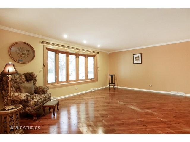 216 Pinecroft Dr, Roselle, IL 60172 photo 2