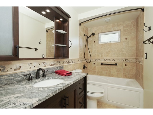 216 Pinecroft Dr, Roselle, IL 60172 photo 12