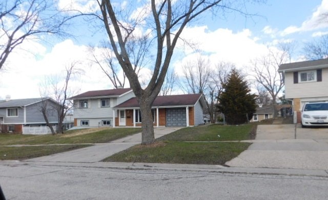 1465 Gentry Rd, Hoffman Estates, IL 60169 photo 2