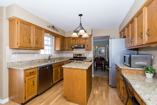 2097 Childs Ct, Wheaton, IL 60187 photo 7