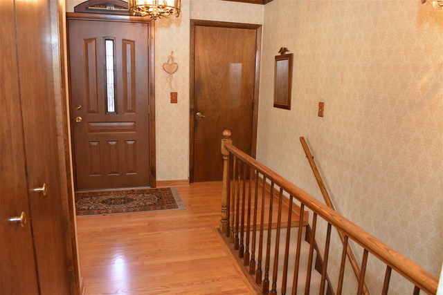 62 Inner Circle Dr, Des Plaines, IL 60016 photo 2